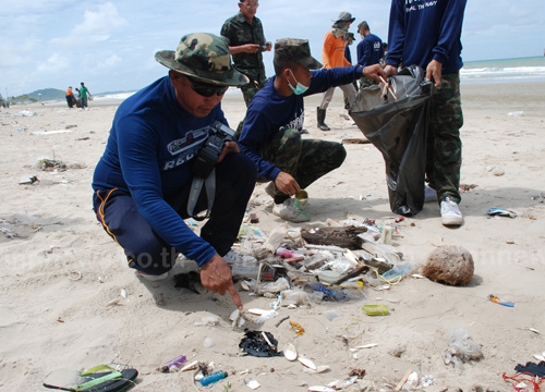 ทหารเรือเข้าเก็บคราบน้ำมัน หาดแม่รำพึง