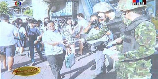 ทหารแจกใบปลิวอนุสาวรีย์ชัยฯ แจง 10 เหตุผลรัฐประหาร