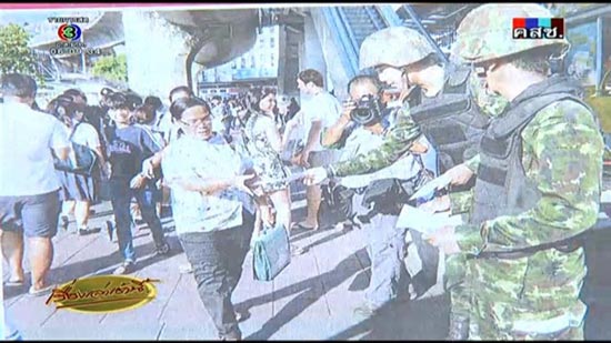 ทหารแจกใบปลิวอนุสาวรีย์ชัยฯ แจง 10 เหตุผลรัฐประหาร