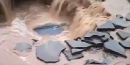 คลิปรถโดนธรณีสูบ