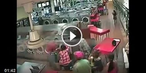 เล่นพิเรนทร์! พ่อยัดลูกใส่เครื่องซักผ้า