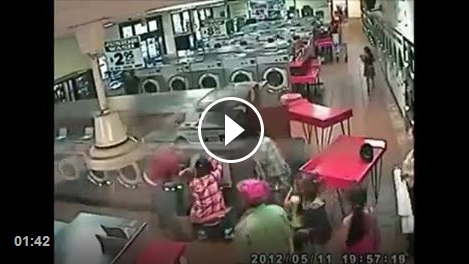 เล่นพิเรนทร์! พ่อยัดลูกใส่เครื่องซักผ้า