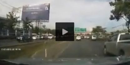 คลิปวิศวกรหนุ่มหลับในพุ่งชนด่านมั่นคงทหาร