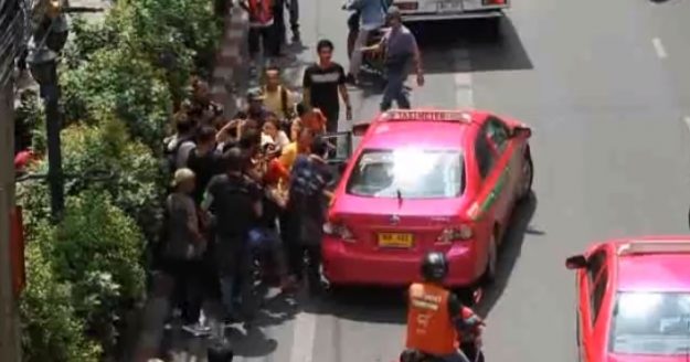 ชูสามนิ้ว