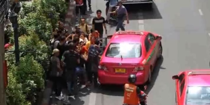 ชูสามนิ้ว