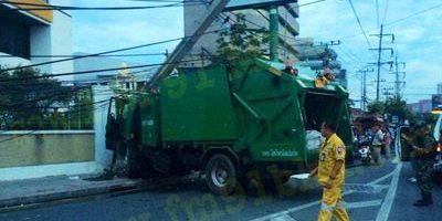 รถเก็บขยะชนเสาไฟฟ้าล้มขวางถนน ดับทันที 1 ศพ