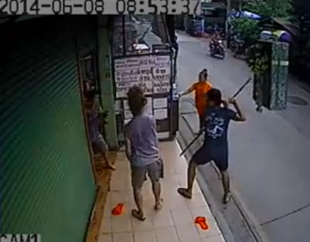 คลิป 2 หนุ่มวัยรุ่นรุมสกรัมหญิงข้างบ้าน หลังมีปากเสียง