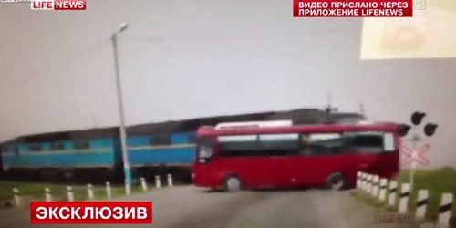 วินาทีรถบัสรัสเซียฝ่าไฟแดงจนถูกรถไฟชน คร่า 5 ศพ วินาทีรถบัสรัสเซียฝ่าไฟแดงจนถูกรถไฟชน คร่า 5 ศพ