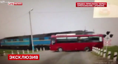 วินาทีรถบัสรัสเซียฝ่าไฟแดงจนถูกรถไฟชน คร่า 5 ศพ