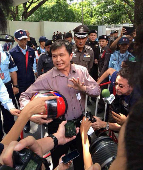 เจ้าของประตูน้ำโพลีคลีนิคบุกสถานทูตสหรัฐฯ จี้ เลิกจุ้นไทย