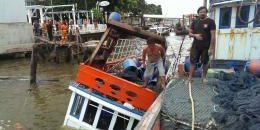 เจ้าหน้าที่กู้เรือประมง ล่มที่ท่าย่านคลองสาน