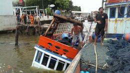 เจ้าหน้าที่กู้เรือประมง ล่มที่ท่าย่านคลองสาน
