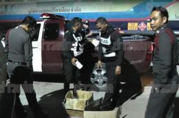 ชาวบ้านผวา กล่องบรรจุ 43 กระป๋องสารเคมี ทิ้งหลังปั๊มหวั่นอันตราย