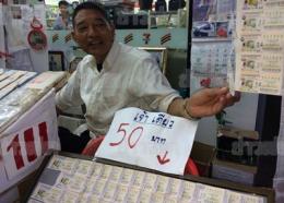 ชาวบ้านแห่ซื้อแผงลอตเตอรี่ แบ่งขาย 50 บาทที่เชียงราย