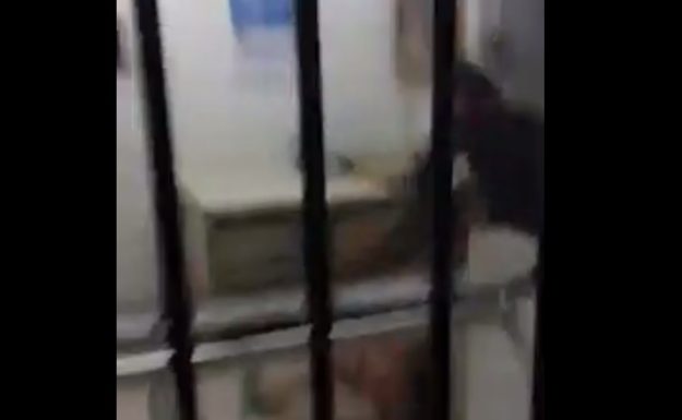 คลิปตำรวจปะทะหญิงสาว