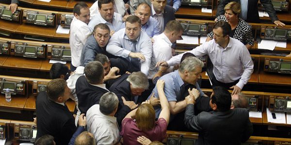 ส.ส. ยูเครน ตะลุมบอนกันกลางสภา หลังมีคนไม่เห็นด้วยกับพระราชกฤษฎีกาให้เพิ่มการเกณฑ์ทหารเพื่อส่งประจำชายแดนยูเครน-รัสเซีย