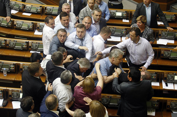 ส.ส. ยูเครน ตะลุมบอนกันกลางสภา หลังมีคนไม่เห็นด้วยกับพระราชกฤษฎีกาให้เพิ่มการเกณฑ์ทหารเพื่อส่งประจำชายแดนยูเครน-รัสเซีย