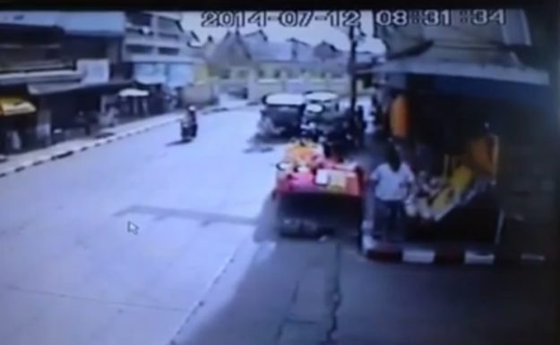 คลิปเหตุระเบิดกลางตลาดวิเศษชัยชาญ จ.อ่างทอง บาดเจ็บ 17 ราย