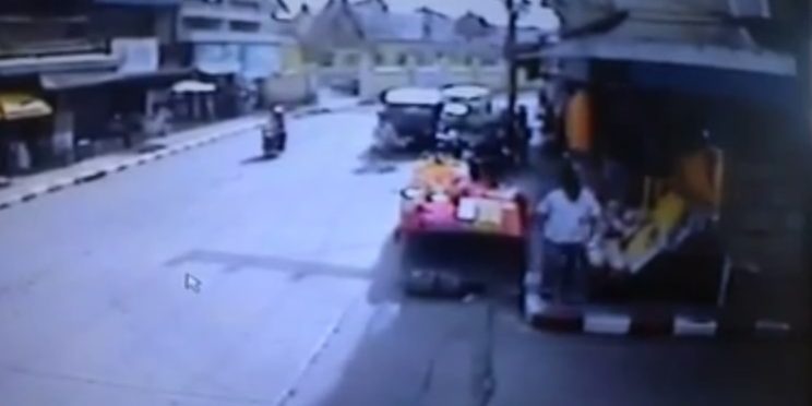 คลิปเหตุระเบิดกลางตลาดวิเศษชัยชาญ จ.อ่างทอง บาดเจ็บ 17 ราย