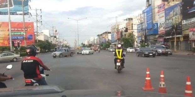 สมาชิกเฟซบุ๊กโพสต์คลิปตำรวจขับจักรยานยนต์ฝ่าไฟแดงถาม "แบบนี้ใครจับ?"