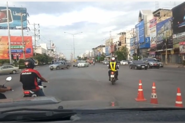 สมาชิกเฟซบุ๊กโพสต์คลิปตำรวจขับจักรยานยนต์ฝ่าไฟแดงถาม "แบบนี้ใครจับ?"
