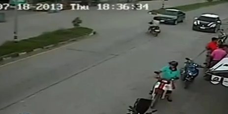คลิป 2 สาวขี่รถย้อนศร ถูกเก๋งชนกระเด็น