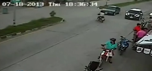 คลิป 2 สาวขี่รถย้อนศร ถูกเก๋งชนกระเด็น