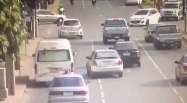 คลิป รถเมล์สาย 34 รังสิต – เกษตร พุ่งชนรถที่กำลังติดไฟแดงอยู่อย่างจัง