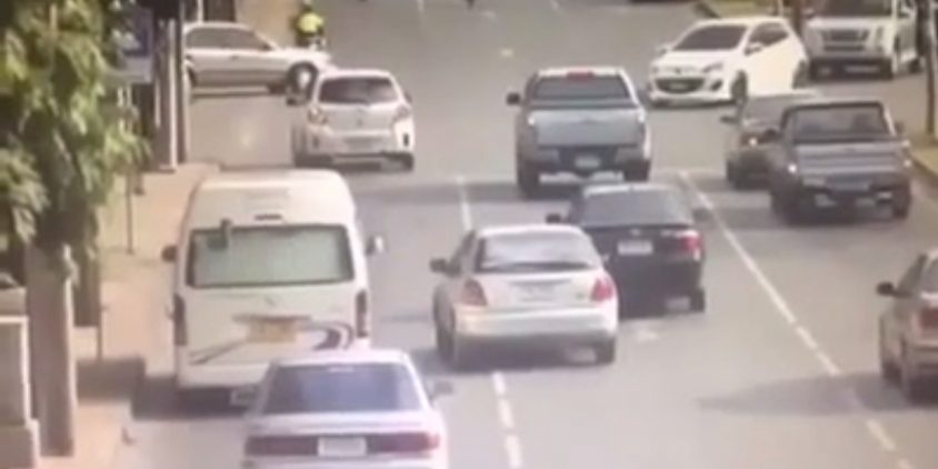 คลิป รถเมล์สาย 34 รังสิต – เกษตร พุ่งชนรถที่กำลังติดไฟแดงอยู่อย่างจัง