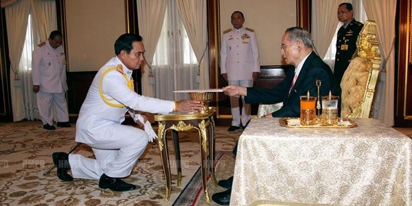 หัวหน้า คสช. รับพระราชทาน รธน. ชั่วคราว ปี 57