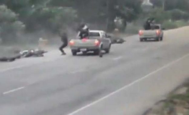 โจรใต้กราดยิง ตร.ดูแลครู-นร. เคารพธงชาติ