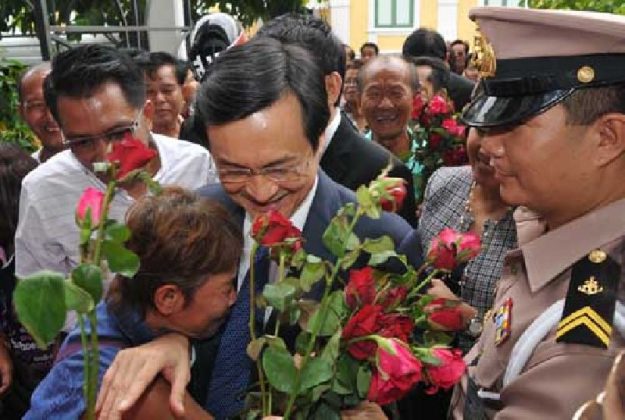 "อ๋อย" ขึ้นศาลทหารตามนัดยื่นสำนวนฟ้อง ปชช.ให้กำลังใจแน่น