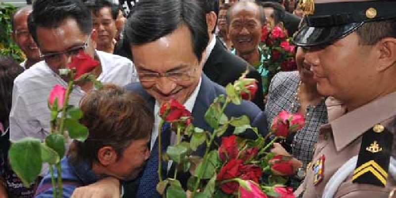 "อ๋อย" ขึ้นศาลทหารตามนัดยื่นสำนวนฟ้อง ปชช.ให้กำลังใจแน่น