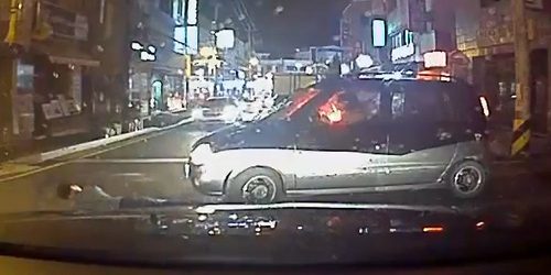 คลิปช็อก ชายเกาหลีถูกรถเหยียบจริง หลังไปล้มหน้ารถหวังเรียกเงินคนขับ