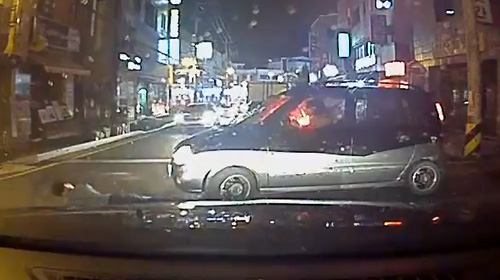 คลิปช็อก ชายเกาหลีถูกรถเหยียบจริง หลังไปล้มหน้ารถหวังเรียกเงินคนขับ