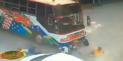 คลิปอุบัติเหตุ รถบัสชน จยย. อย่างจังในนิคมฯ บางปู ตาย 1 เจ็บ 1