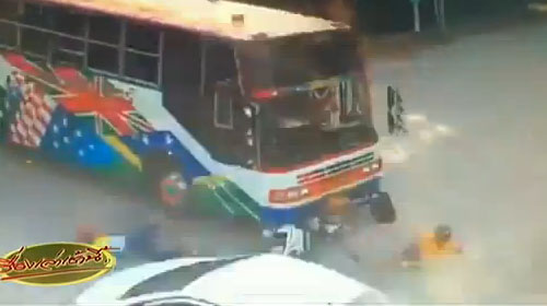 คลิปอุบัติเหตุ รถบัสชน จยย. อย่างจังในนิคมฯ บางปู ตาย 1 เจ็บ 1