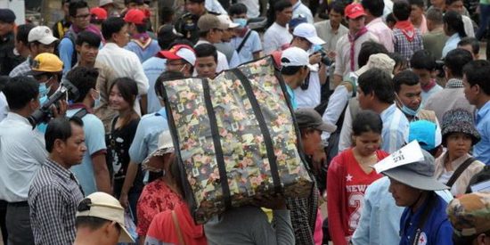 สื่อกัมพูชาตีข่าวกระแสตื่นทหารสิ้นสุด แรงงานเขมรแห่กลับไทย