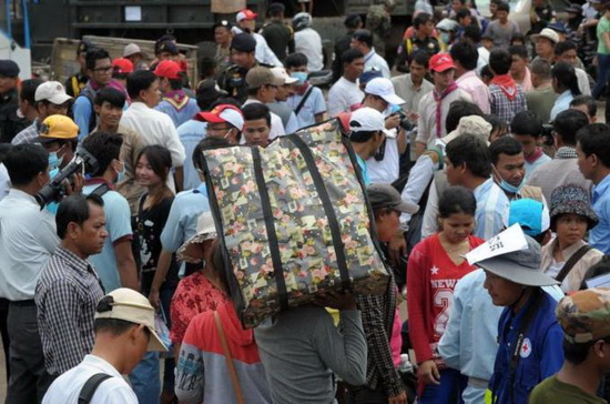 สื่อกัมพูชาตีข่าวกระแสตื่นทหารสิ้นสุด แรงงานเขมรแห่กลับไทย