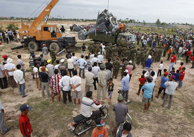 เขมรอึ้ง และทึ่ง “จื่อ-9” จีนตกลงบ่อน้ำขาดครึ่งสองท่อนกลางลำ