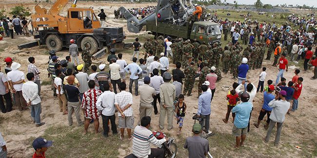 เขมรอึ้ง และทึ่ง “จื่อ-9” จีนตกลงบ่อน้ำขาดครึ่งสองท่อนกลางลำ