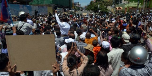 ศาลเขมรตั้งข้อหาก่อจลาจล 6 นักการเมืองฝ่ายค้าน จากเหตุปะทะรุนแรงในกรุงพนมเปญ