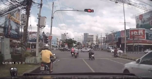 คลิปจับโจร!! "ช่วยผู้หญิงจับโจรกระชากกระเป๋า