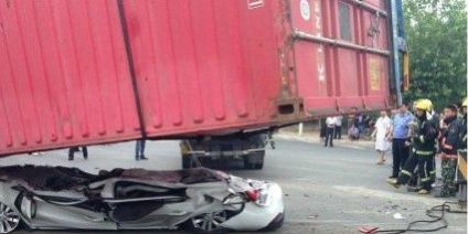 คอนเทนเนอร์ทับรถเก๋งแบนในจีน ดับ 1