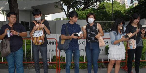 นักศึกษารวมตัวกินแซนด์วิช-อ่านหนังสือ 1984 หน้าสถานทูตสหรัฐฯ