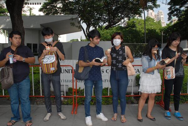 นักศึกษารวมตัวกินแซนด์วิช-อ่านหนังสือ 1984 หน้าสถานทูตสหรัฐฯ