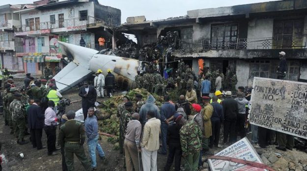 สยอง!! เครื่องบินสินค้าตกใส่ตึกในเคนยา ดับ 4 ศพ