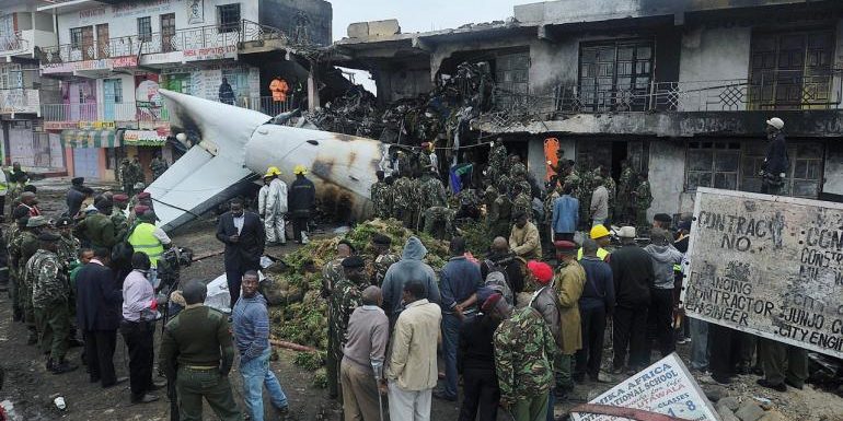 สยอง!! เครื่องบินสินค้าตกใส่ตึกในเคนยา ดับ 4 ศพ