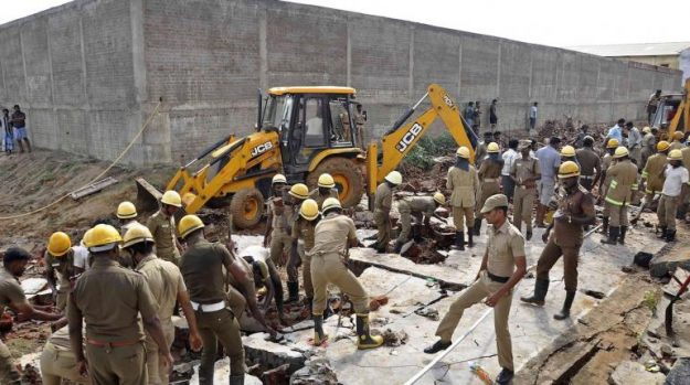 สลด! กำแพงโกดังในอินเดียถล่ม ดับ 11 ราย