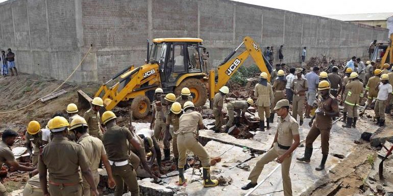 สลด! กำแพงโกดังในอินเดียถล่ม ดับ 11 ราย